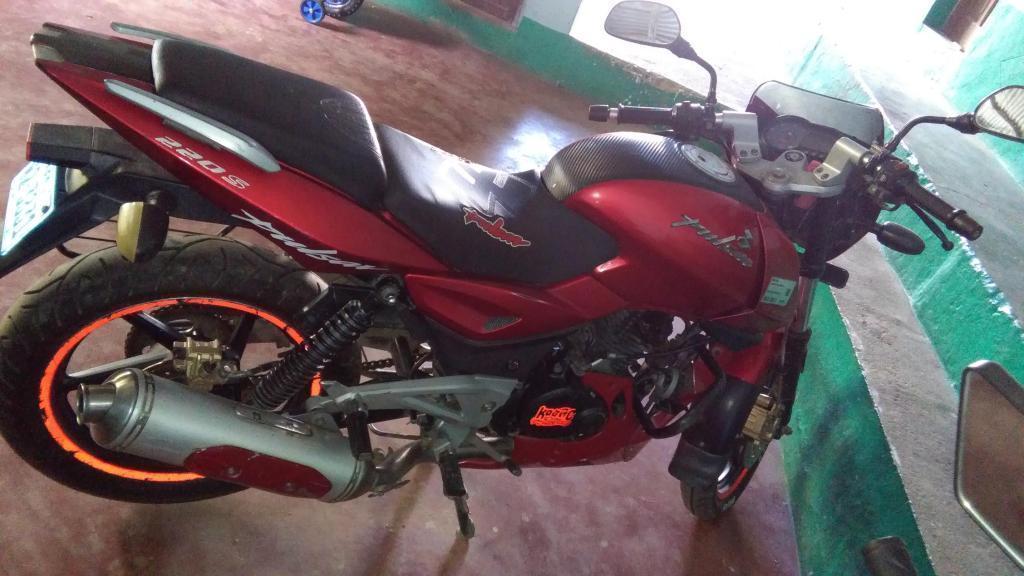 Moto pulsar 220 naked año 2010 con llantas nuevas