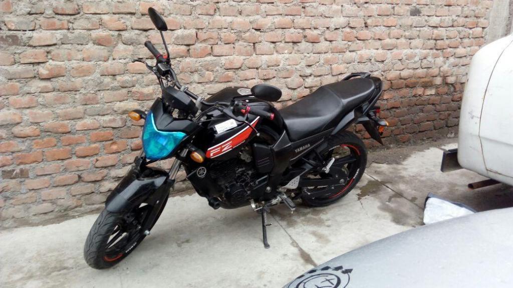 Moto Yamaha FZ16 2015