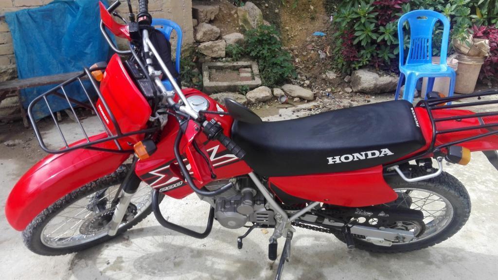 Moto Honda XL 200; año 2013