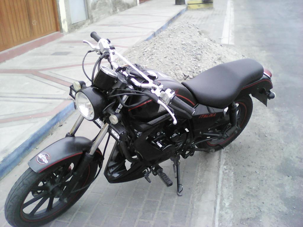Vendo moto ITALIKA 150 modificada estilo Cafe Racer en buen estado