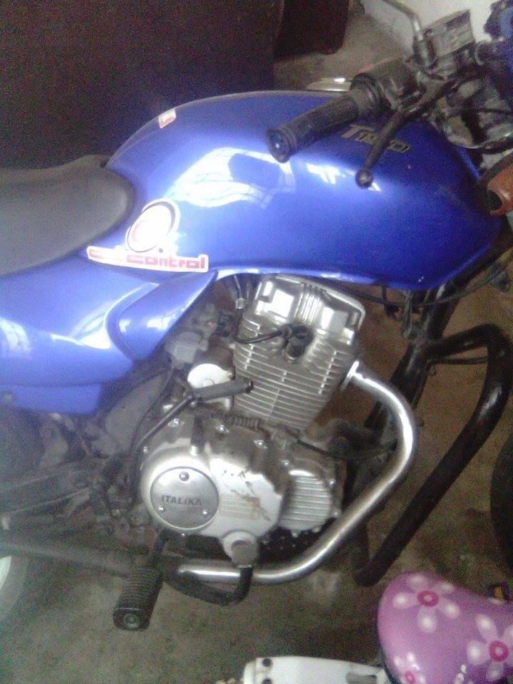 se vende moto italika ft 150 color azul